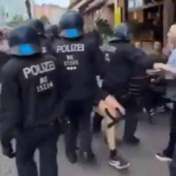 Policija EU brutalna i u Nemačkoj – žena dobila udarac u glavu čim je pokušala da se umeša VIDEO