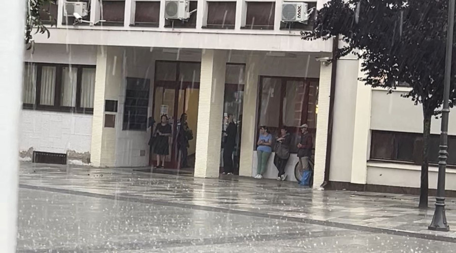 Počelo je; Nevreme stiglo u Srbiju – prvi na udaru Čačak FOTO/VIDEO