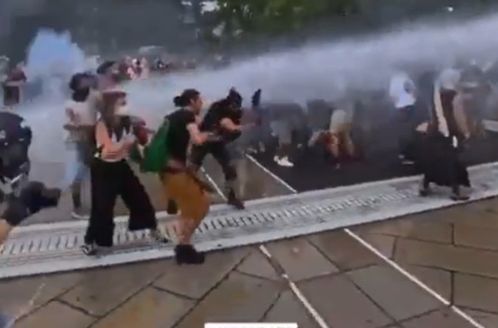 Policija u EU brutalno razbija proteste: Vodeni top direktno u glavu VIDEO