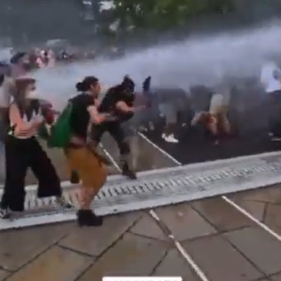 Policija u EU brutalno razbija proteste: Vodeni top direktno u glavu VIDEO