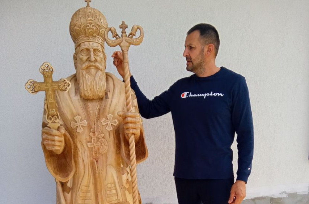 U znak poštovanja prema liku i delu omiljenog patrijarha Pavla – isklesao skulpturu od dva metra FOTO