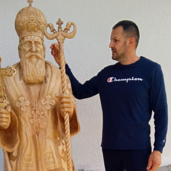U znak poštovanja prema liku i delu omiljenog patrijarha Pavla – isklesao skulpturu od dva metra FOTO