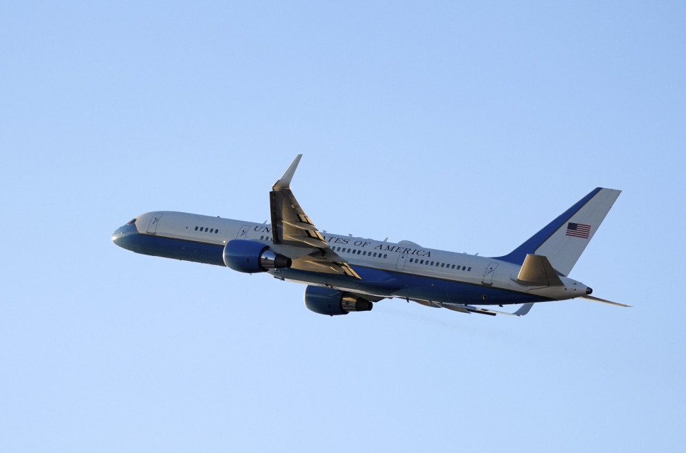 Poleteo "Ait Force Two"; U njemu je telo