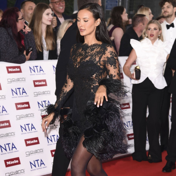 Savršena je: Seksi voditeljka u haljini od nojevog perja privukla poglede FOTO