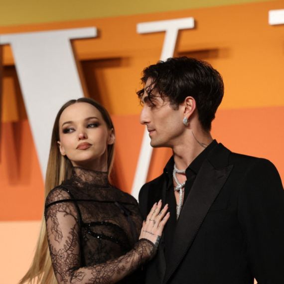 Devojka fatalnog Italijana skinula višak odeće, pa oslobodila grudi FOTO