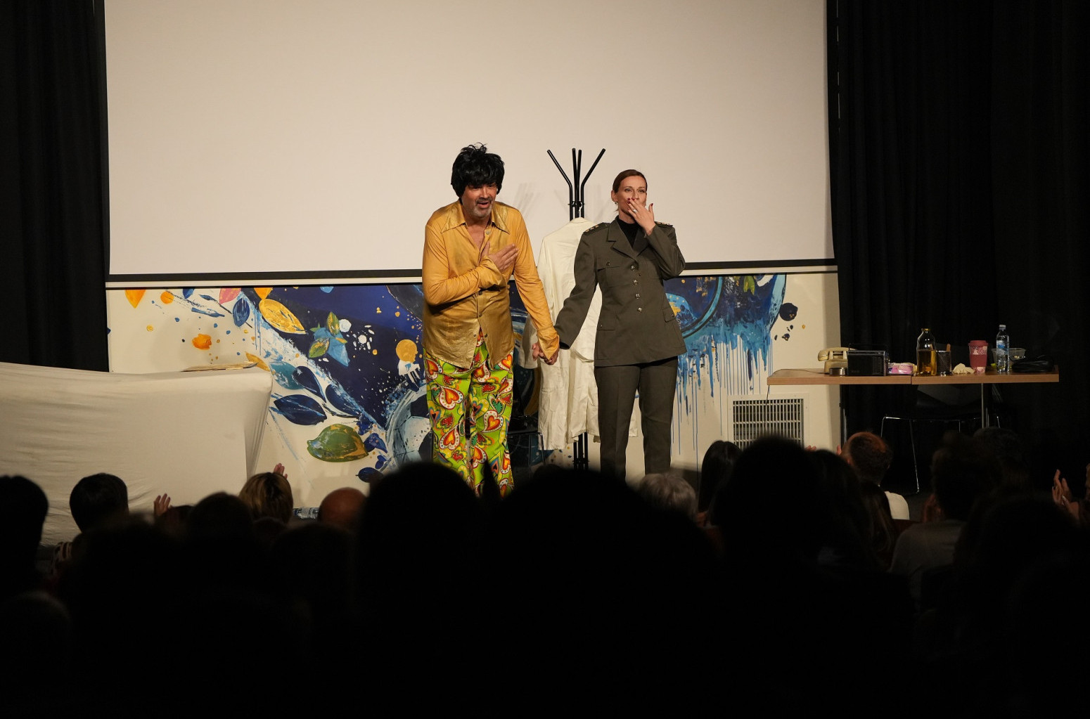 Kad birokratija postane pozorišni smeh: Predstava "Ja(o) meni" oduševila publiku u Fondaciji Mozzart