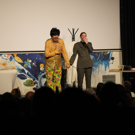 Kad birokratija postane pozorišni smeh: Predstava "Ja(o) meni" oduševila publiku u Fondaciji Mozzart