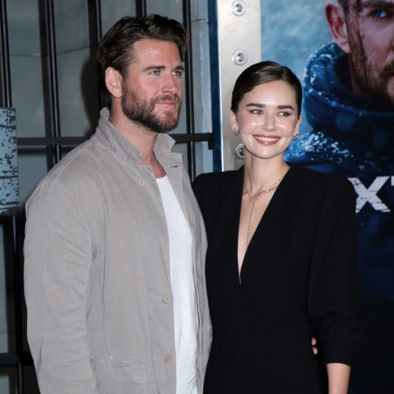 Bivši muž Majli Sajrus nastavio sa životom: Zaprosio je atraktivnu manekenku FOTO