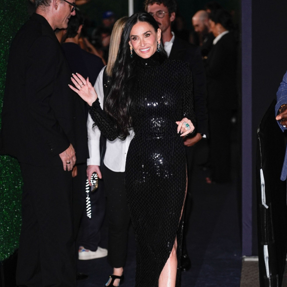 Prorez od kog "boli glava": Kakve noge ima ova žena u sedmoj deceniji FOTO