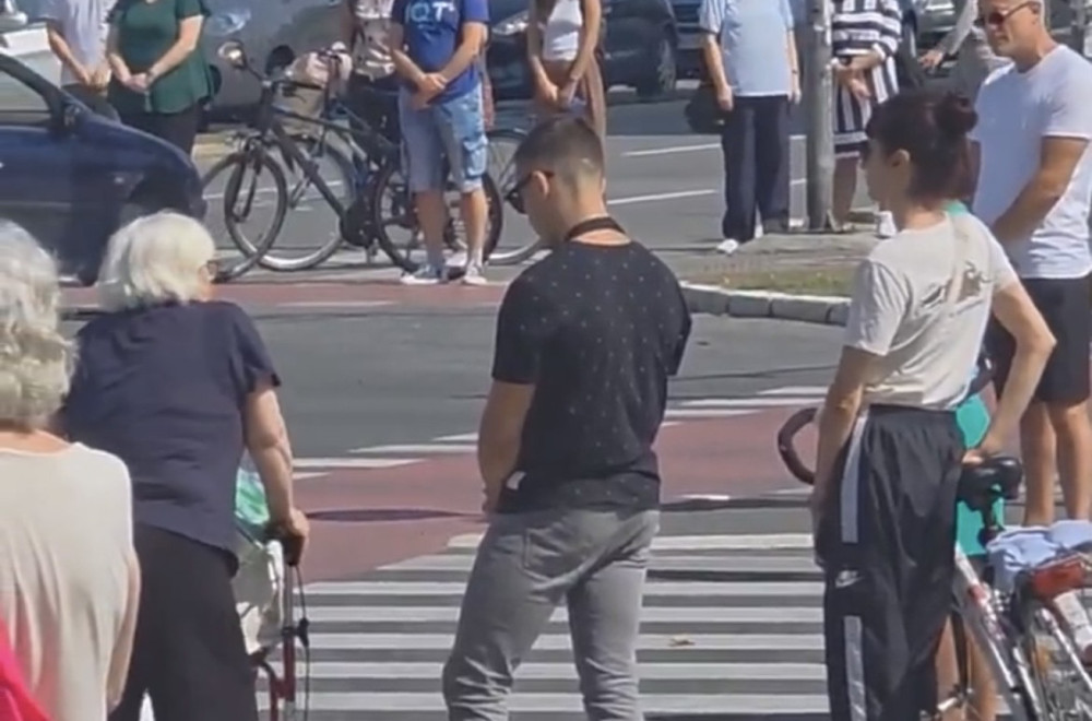 Novi teror blokadera u Novom Sadu: Iživljavaju se nad bakom; Građani ogorčeni VIDEO