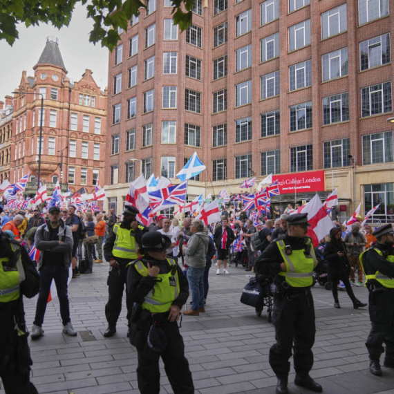 London pod opsadom: Desničari i antifašisti na ulicama, policija razdvaja mase FOTO/VIDEO