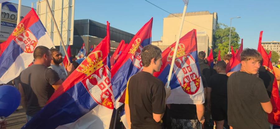 Voždovac na nogama; Vijore se srpske zastave, građanima je dosta blokada! FOTO/VIDEO