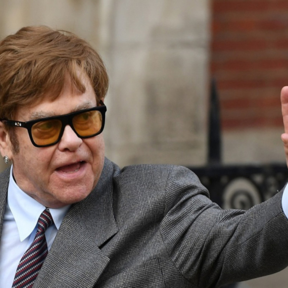 Elton Džon totalno zbunio fanove: "Brzo ozdravi" FOTO