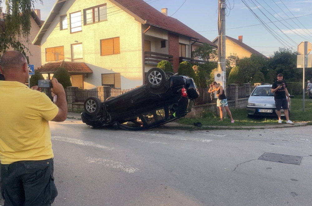 Žestok sudar u porodičnom naselju u Čačku: Jedan auto prevrnut na krov