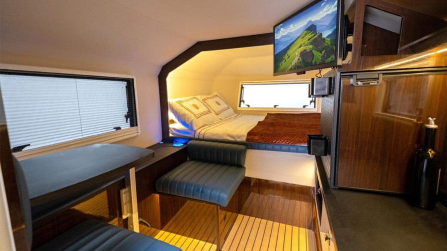 Cybertruck kamper je pravi hit: Luksuz za dve osobe! FOTO