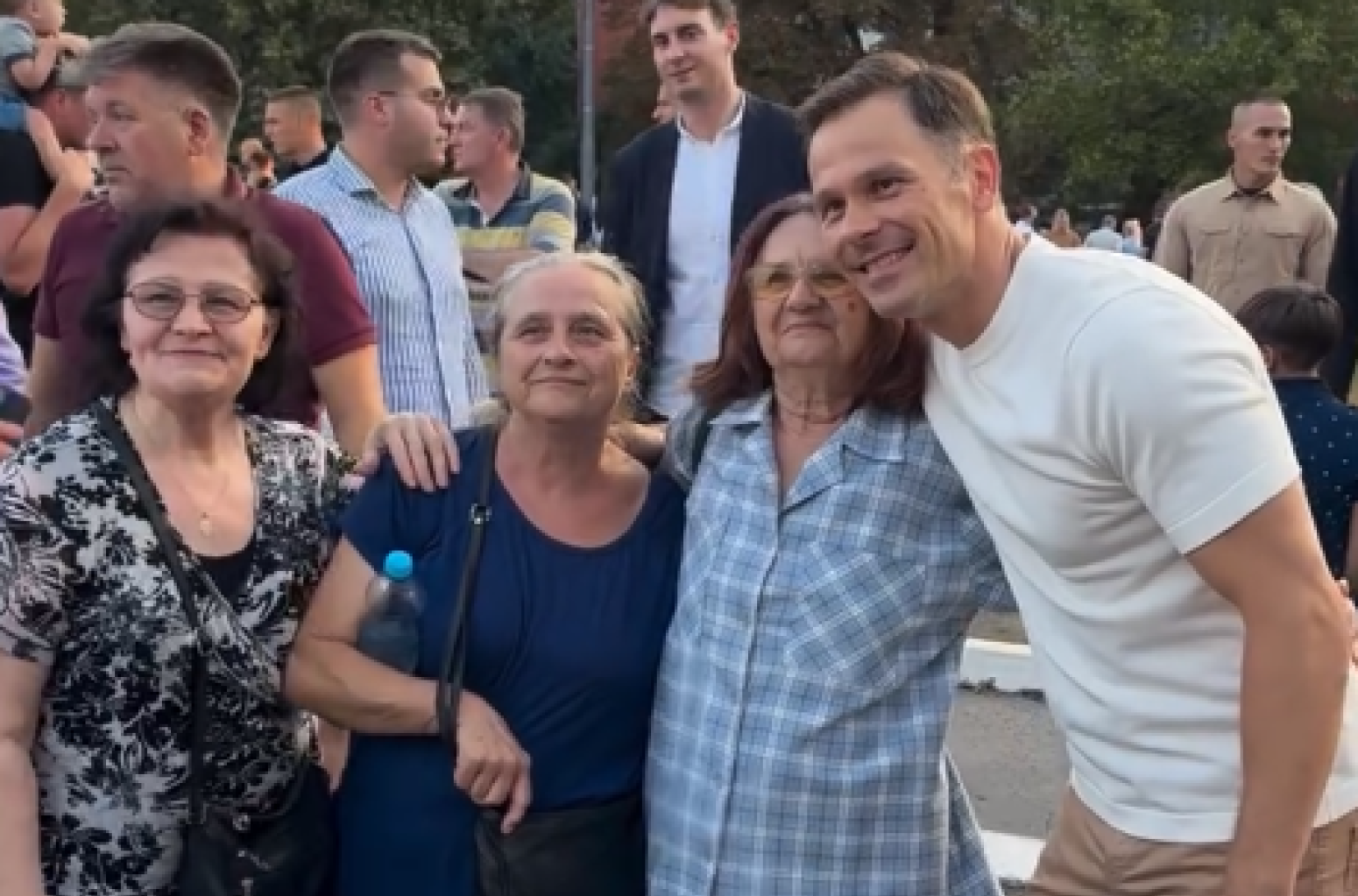 Mali i Brnabić sa građanima: Prijatelji protiv blokada; Pokazali smo koliko je velika Srbija FOTO