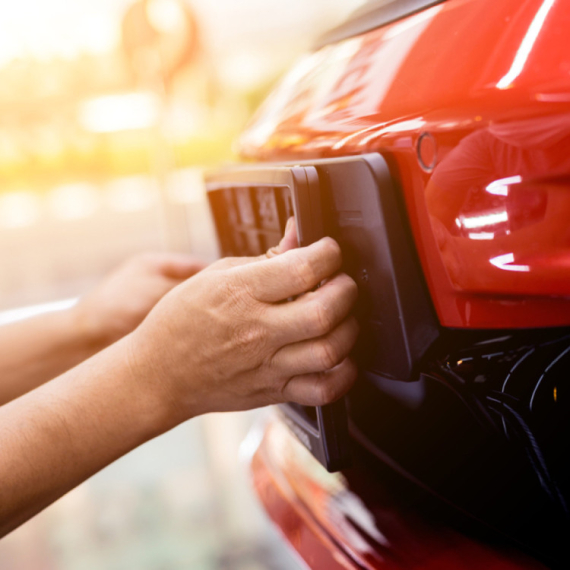 Kako je vozač prevario kamere, ali i zakon: Ovo se nikako ne preporučuje! VIDEO