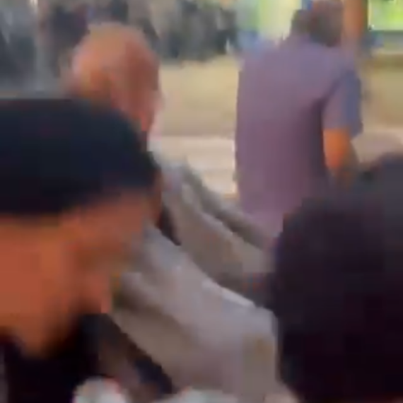 Blokaderi u Kosjeriću gađali ženu kamenom; Pogodili je u glavu VIDEO