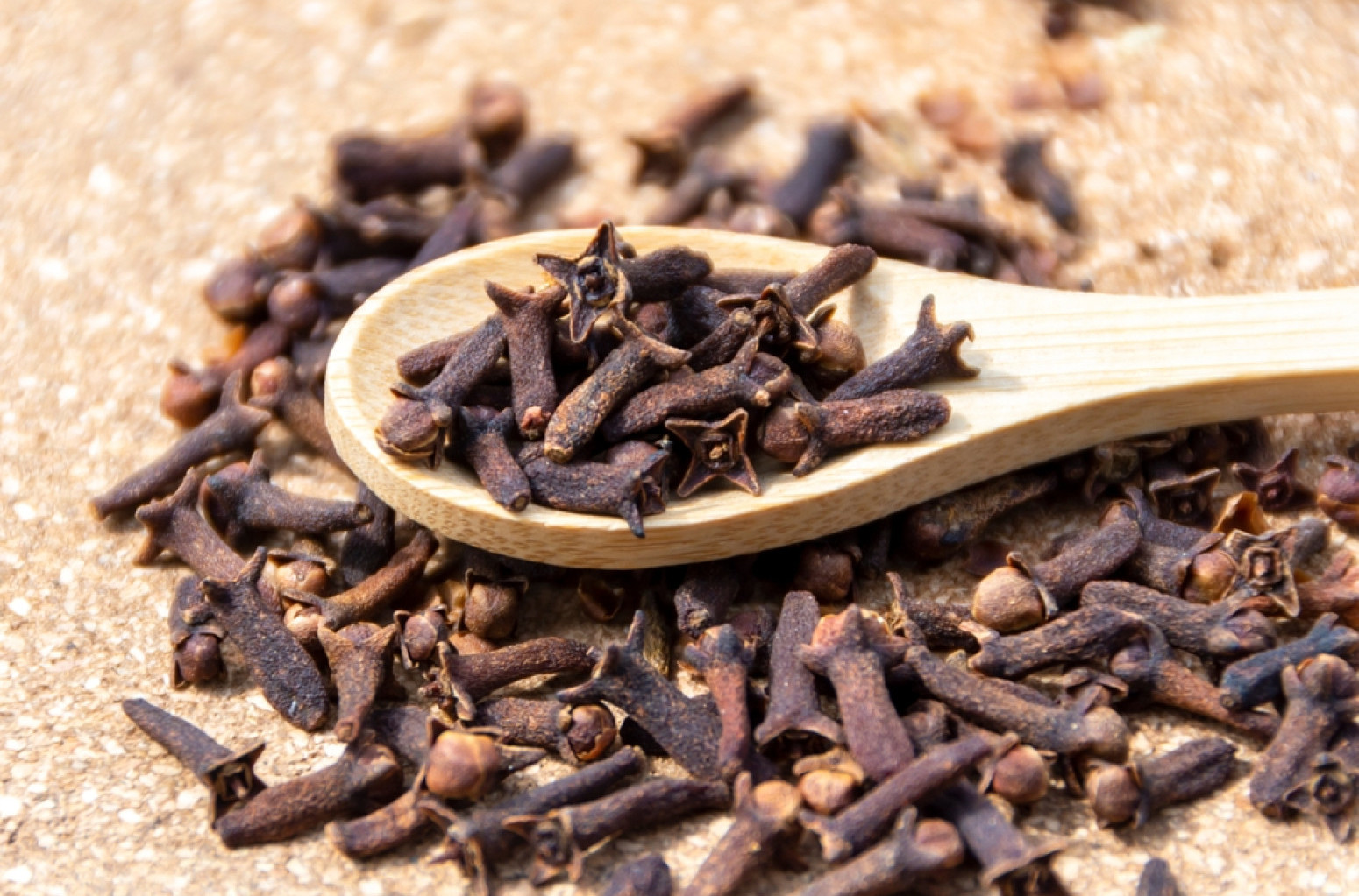 Šta će se desiti ako stavite samo jedan karanfilić u usta pre spavanja? FOTO