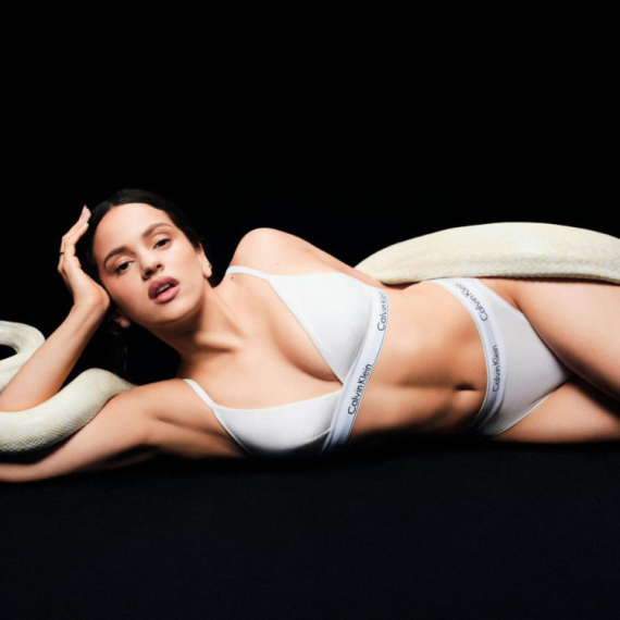 "Žena sa oblinama je pravo savršenstvo": Fotke ove lepotice obilaze svet FOTO