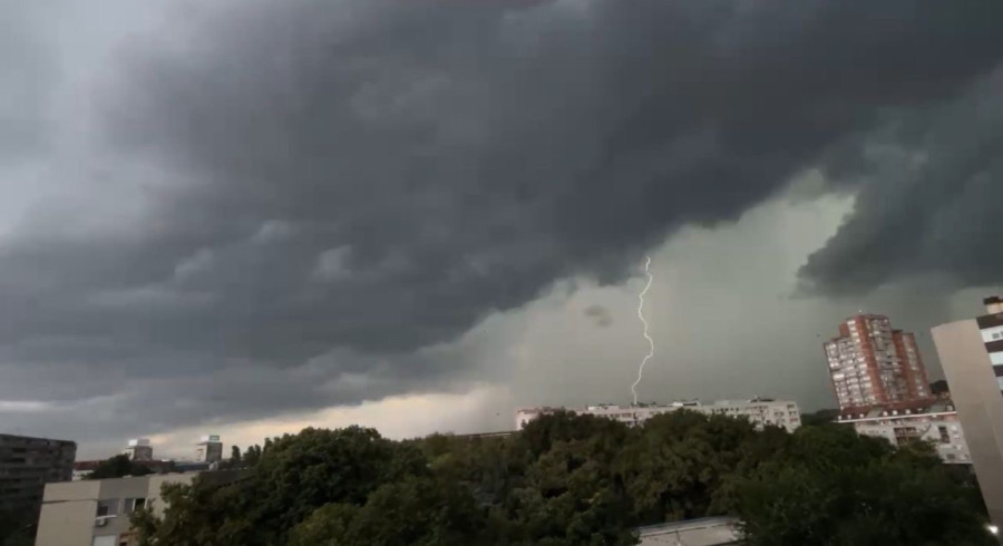 Snažno nevreme u Srbiji: Beograd na udaru; Potpuni haos FOTO/VIDEO
