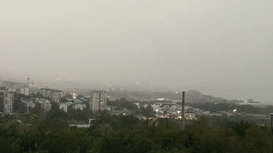 Snažno nevreme u Srbiji: Beograd na udaru; Potpuni haos FOTO/VIDEO