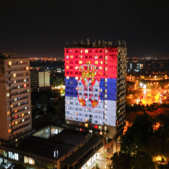 Projekcija za ponos: Srpska trobojka obasjala fasade studentskih domova u Beogradu FOTO