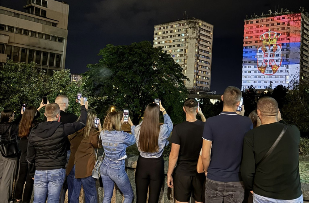 Projekcija za ponos: Srpska trobojka obasjala fasade studentskih domova u Beogradu FOTO