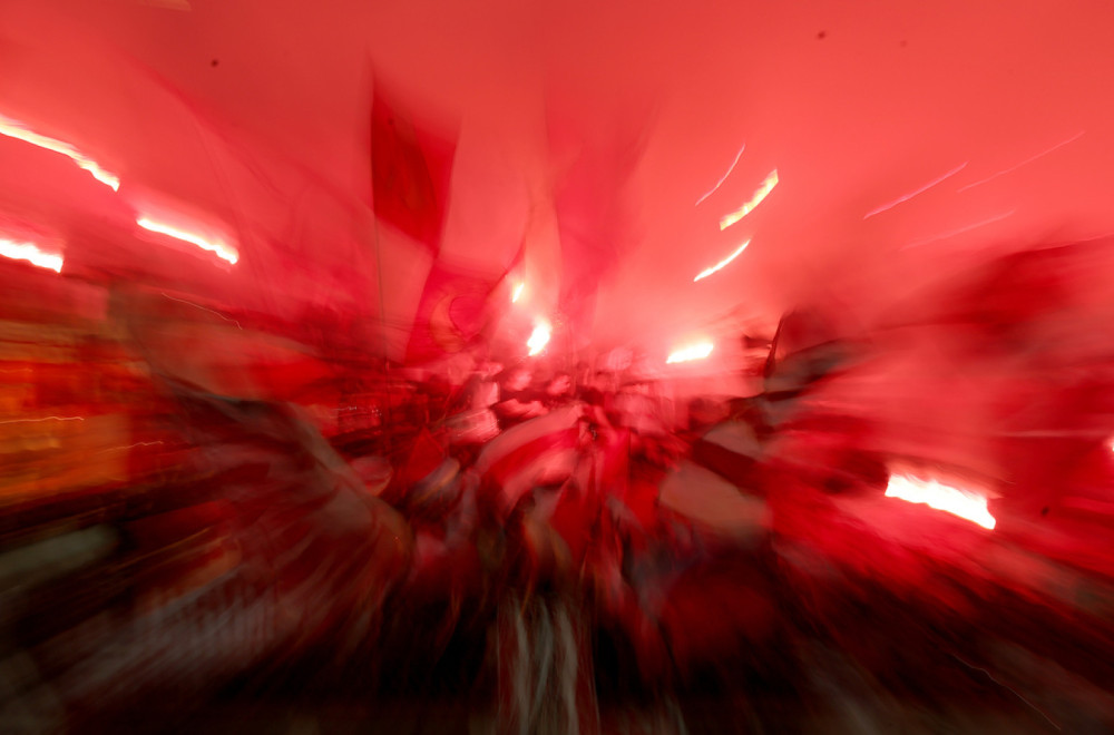 Haos, baklje i štangle u Subotici – tuča navijača Zvezde i Partizana VIDEO