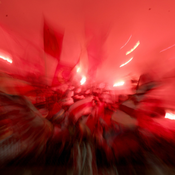 Haos, baklje i štangle u Subotici – tuča navijača Zvezde i Partizana VIDEO