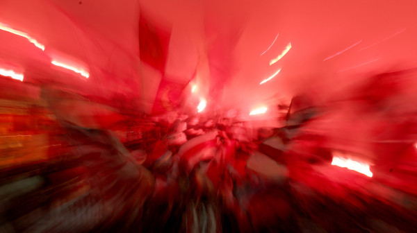 Haos, baklje i štangle u Subotici – tuča navijača Zvezde i Partizana VIDEO