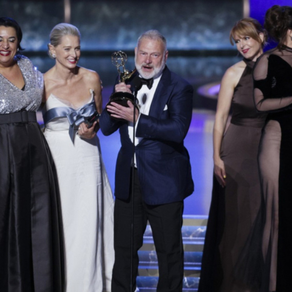 Ovo ostvarenje je proglašeno za najbolju dramsku seriju na dodeli nagrada Emi