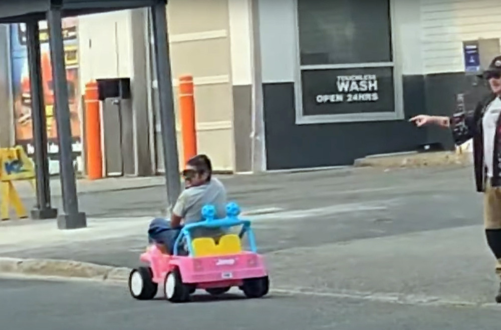 Pijan vozio dečji Barbimobil – ostao bez dozvole i završio na sudu VIDEO