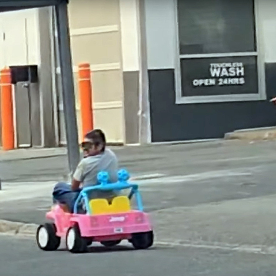 Pijan vozio dečji Barbimobil – ostao bez dozvole i završio na sudu VIDEO