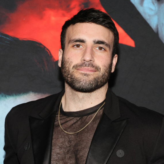 Komičar gleda popularne serije i filmove i ismeva ih VIDEO