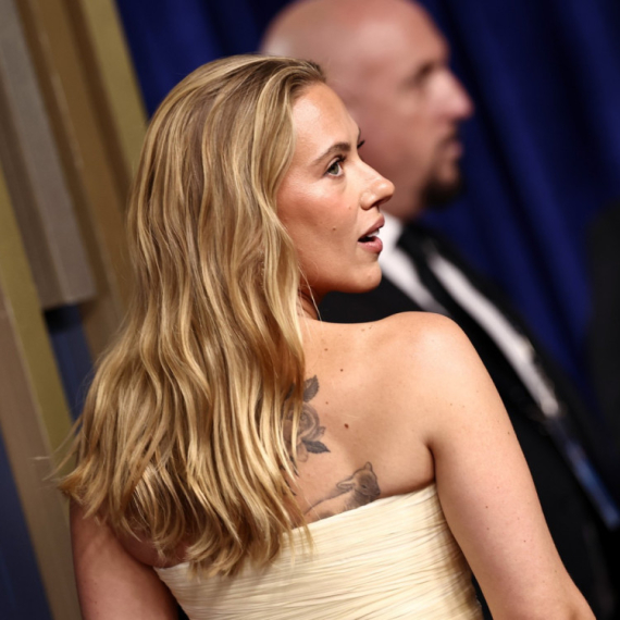 Bez proreza i dekoltea, a puca od seksepila: Haljina Skarlet Johanson svađa ljude FOTO