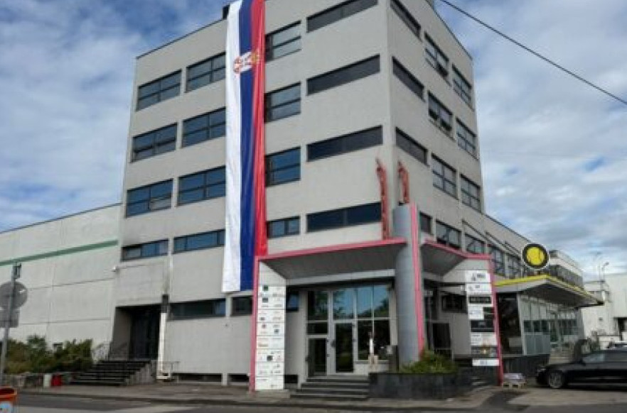 Srpska trobojka na zgradi u Lincu FOTO