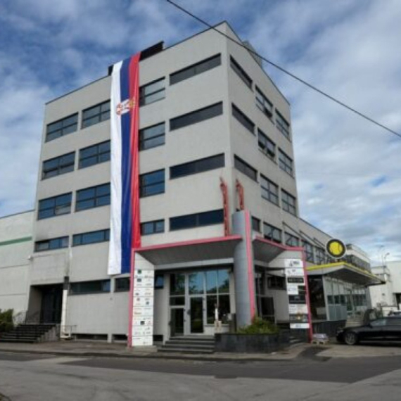 Srpska trobojka na zgradi u Lincu FOTO