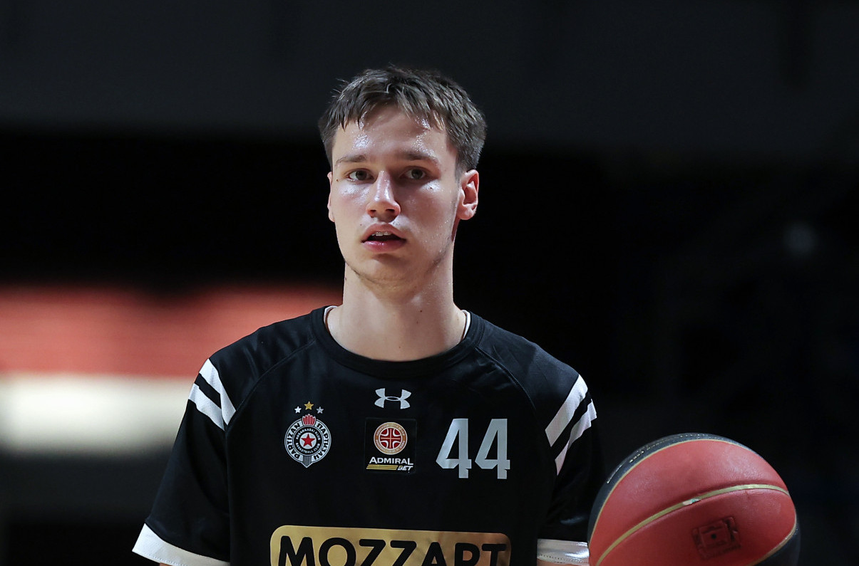 Danilović potpisao profesionalan ugovor sa Partizanom