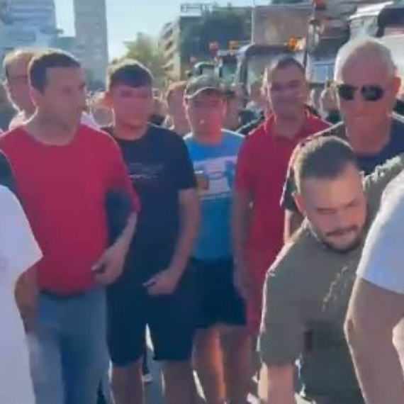 Blokaderi nasilnici linčovali influensera u Novom Sadu VIDEO