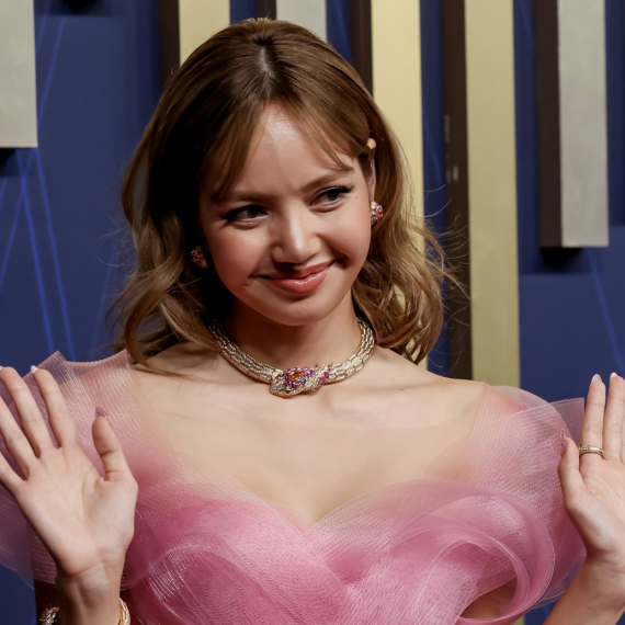 Zbog neodoljive haljine niko nije skidao pogled s nje i njenih nogu FOTO