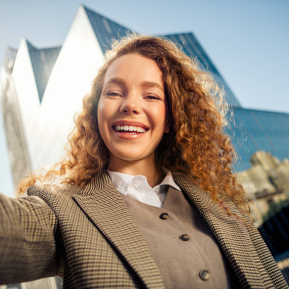 Osmehom prikrivaju unutrašnje oluje: 4 znaka koja vešto drže sve u sebi