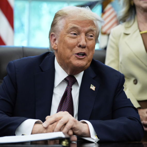 Tramp presavio tabak: "Imam veliku čast" FOTO