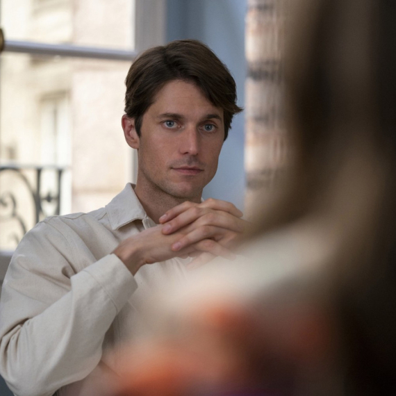 Da li se sećate ovog frajera iz hit serije "Emili u Parizu"? Opet je singl