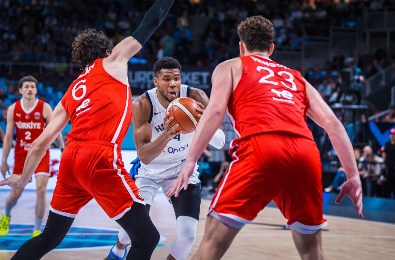 Janisu "pala klapna": "Sklanjaj tu je*enu zastavu" VIDEO