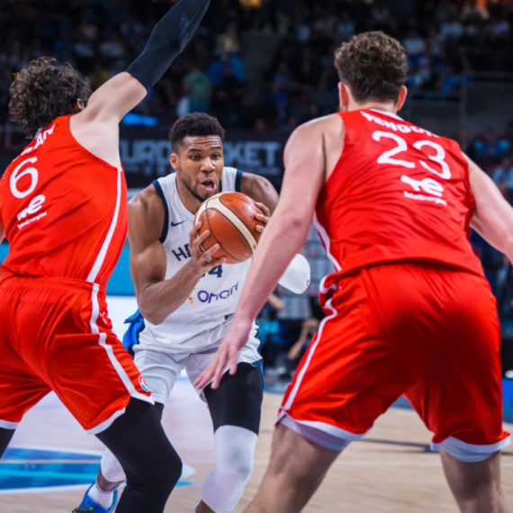 Janisu "pala klapna": "Sklanjaj tu je*enu zastavu" VIDEO