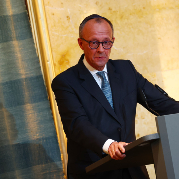 Merc slomljen, zaplakao tokom govora: Sramota me je kao Nemca VIDEO