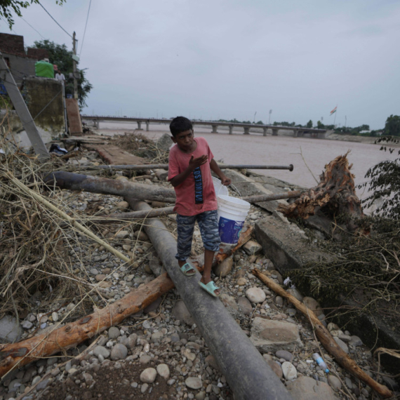 Užasne poplave; Voda odnela sve pred sobom; Broje se mrtvi VIDEO