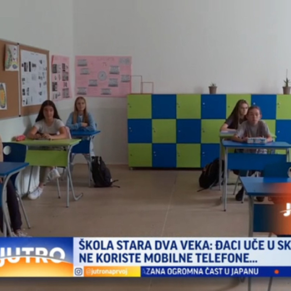 Škola stara dva veka: Đaci uče u skamijama, ne koriste mobilne telefone... VIDEO