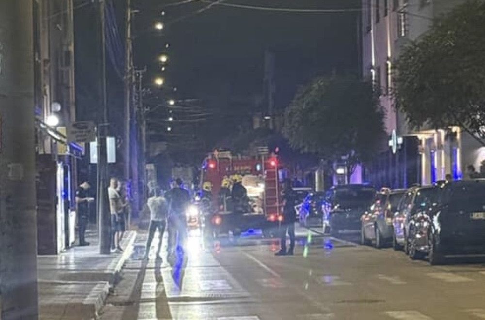 Incident u centru Čačka: Izgoreo motor parkiran ispred kafića FOTO